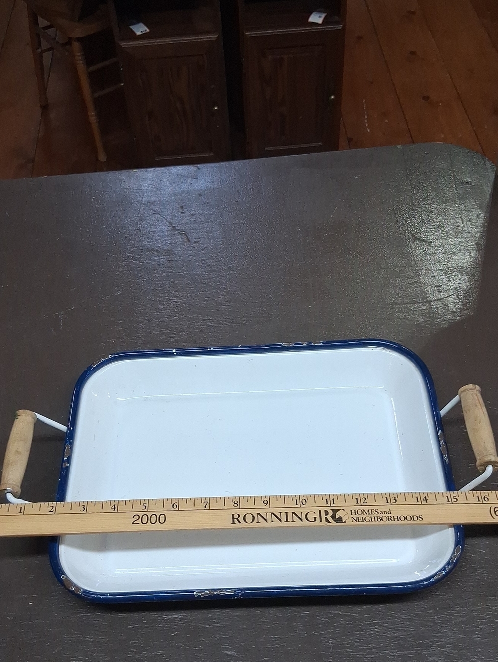 white enamel tray with distressed blue trim, wood handles - NEW - Picture 4 of 5